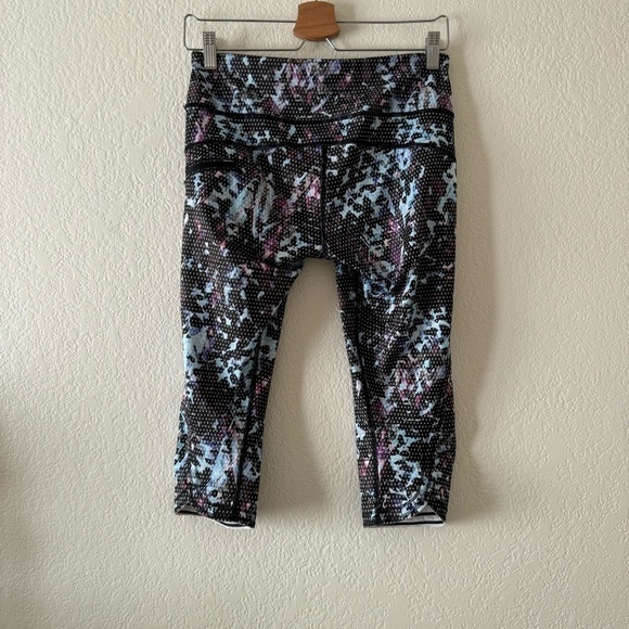 LULULEMON Run: Top Speed Crop * Full on Luxtreme Floral Tranquil Blue Black - Picture 6 of 7